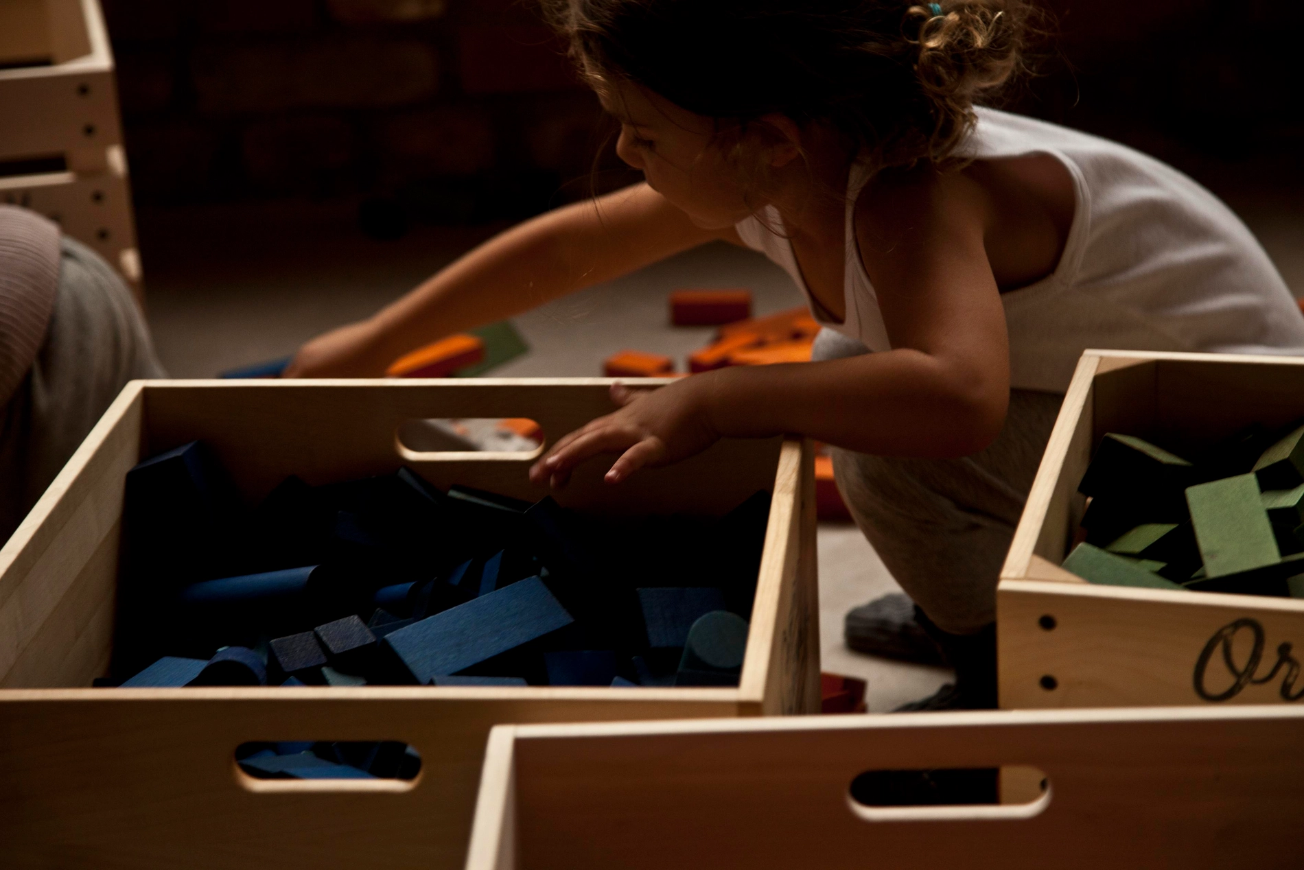 BLOQUES ARCOÍRIS EN BANDEJA FSC® – 30 PIEZAS (Wooden Story) - Imagen 3